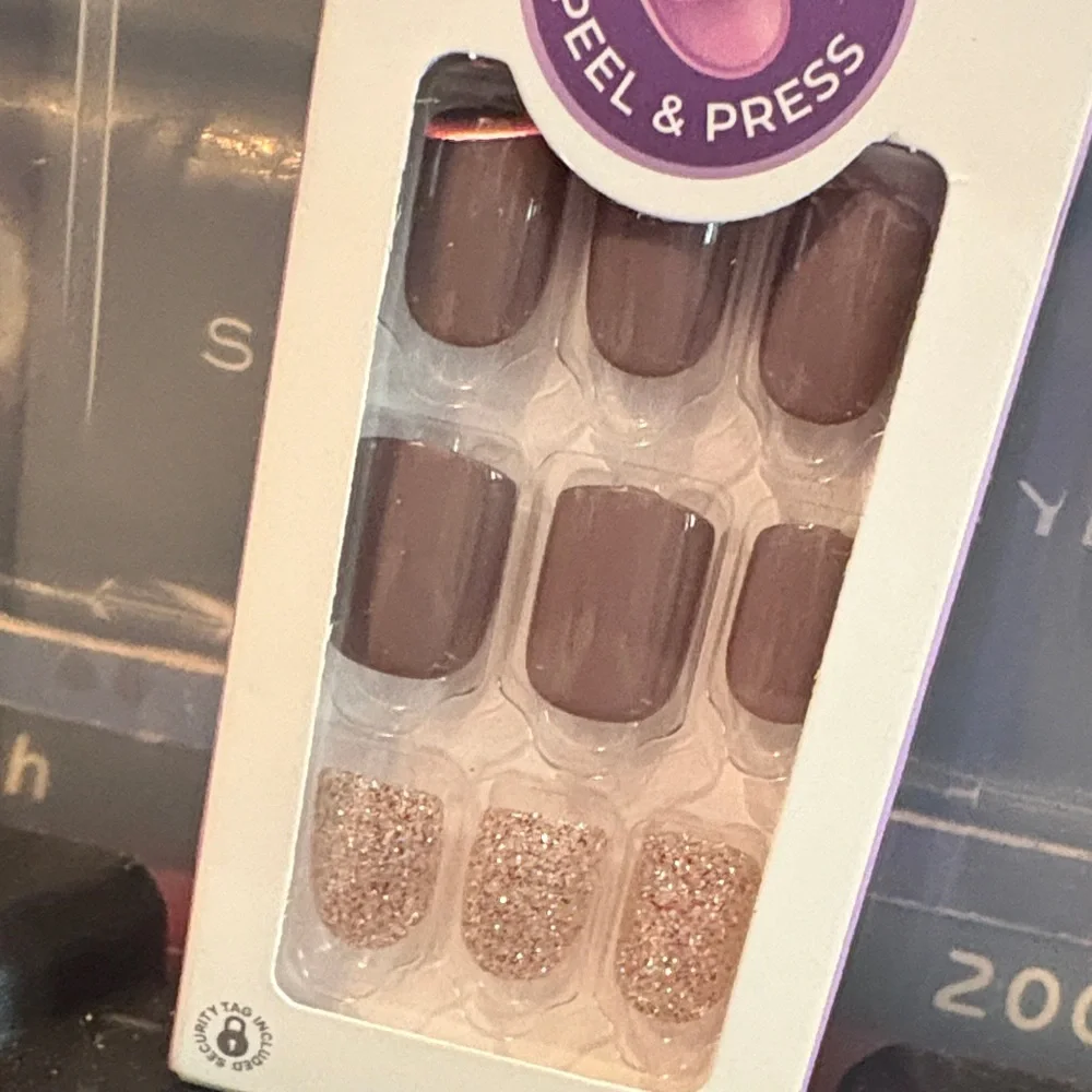 imPRESS Elegant Brown and Glitter Gold Nails - Picture 2 of 2